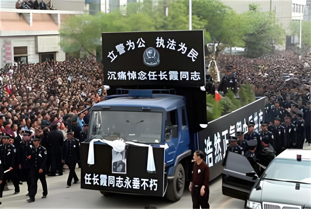 2004年，一女公安局长因神秘车祸离世，30万民众自发为她送行
