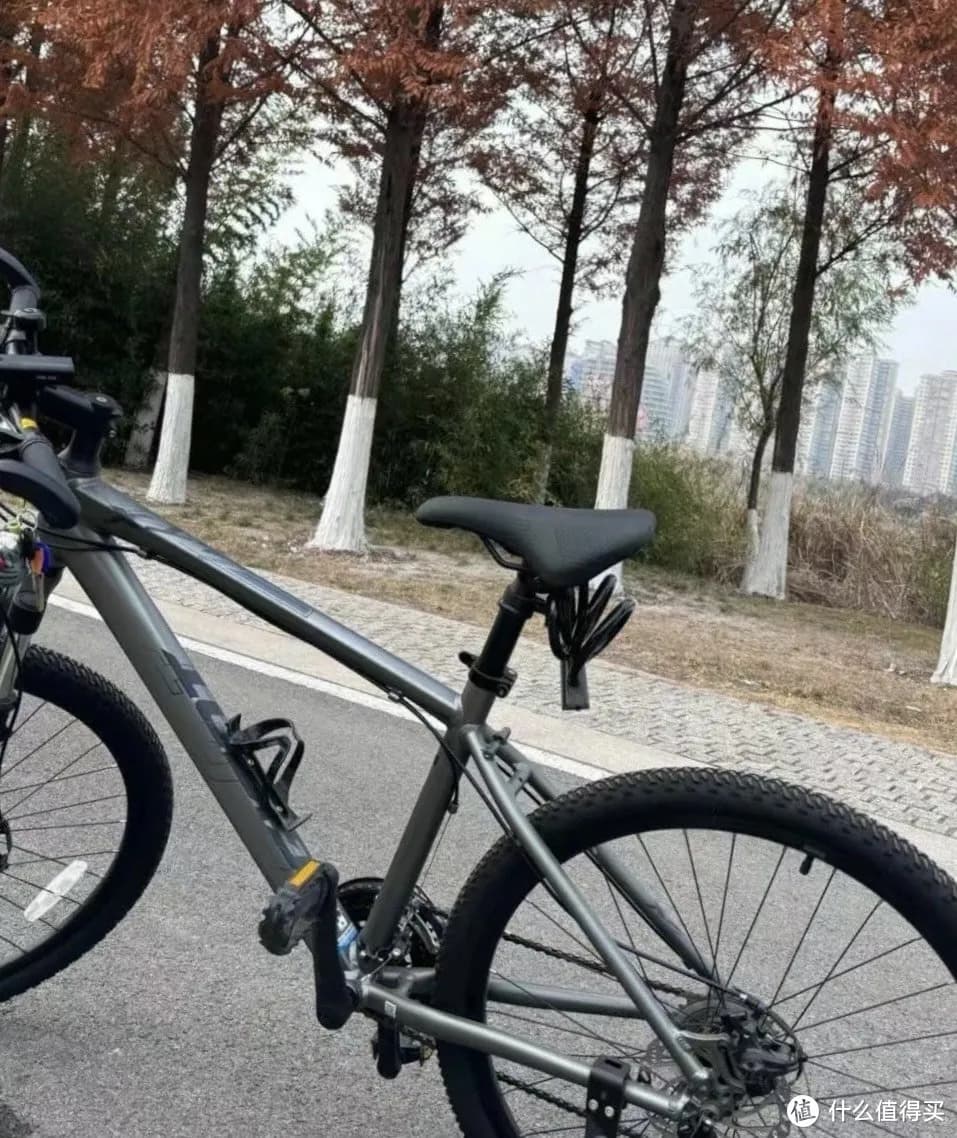 户外骑行是一种充满乐趣和挑战的运动