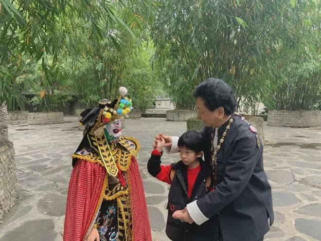 带娃勇闯“川剧圈”！成都这些地方可以学变脸、看川剧，部分经典剧门票靠抢！