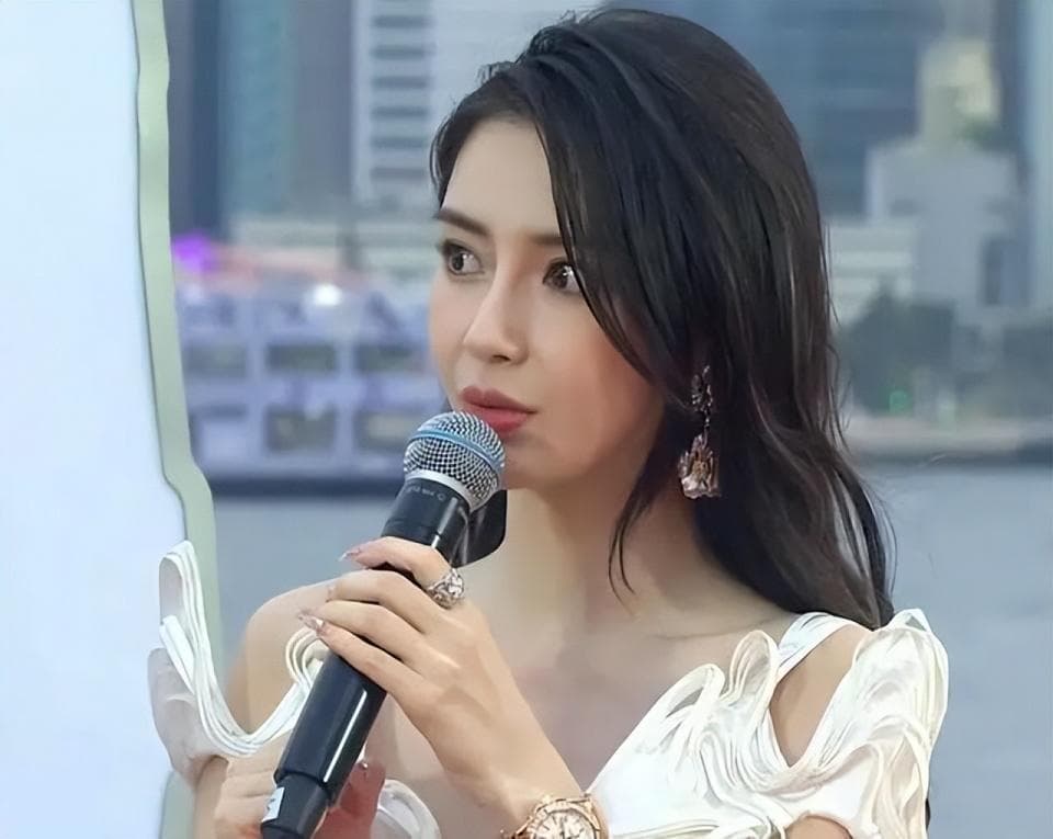 杨颖复出直播带货引热议，黄晓明回应成焦点
