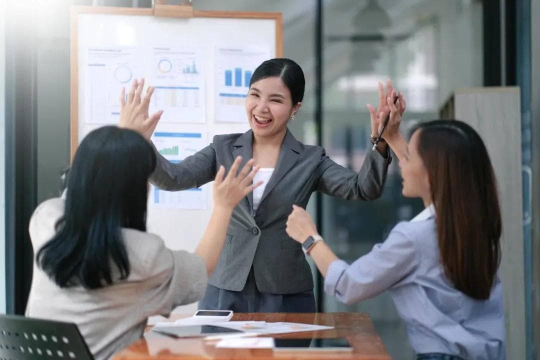 如何评估志愿者活动的成效和影响，以确保项目的可持续性和改进？