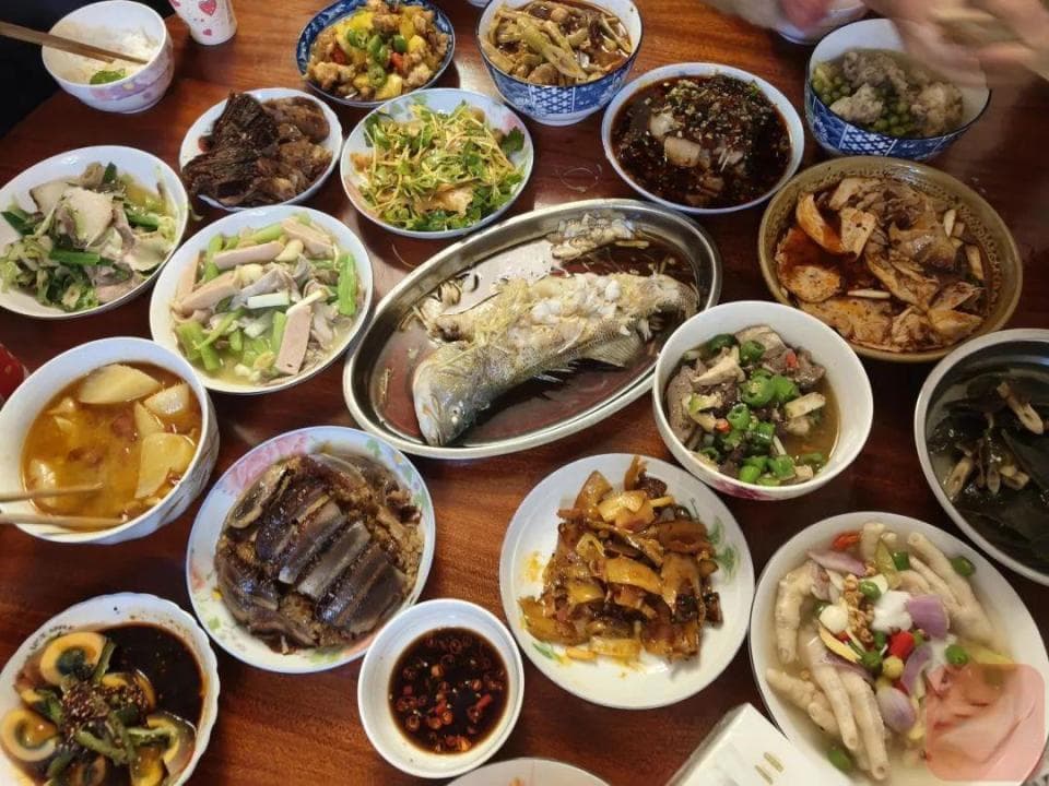 当我们吃年夜饭时，到底在吃什么