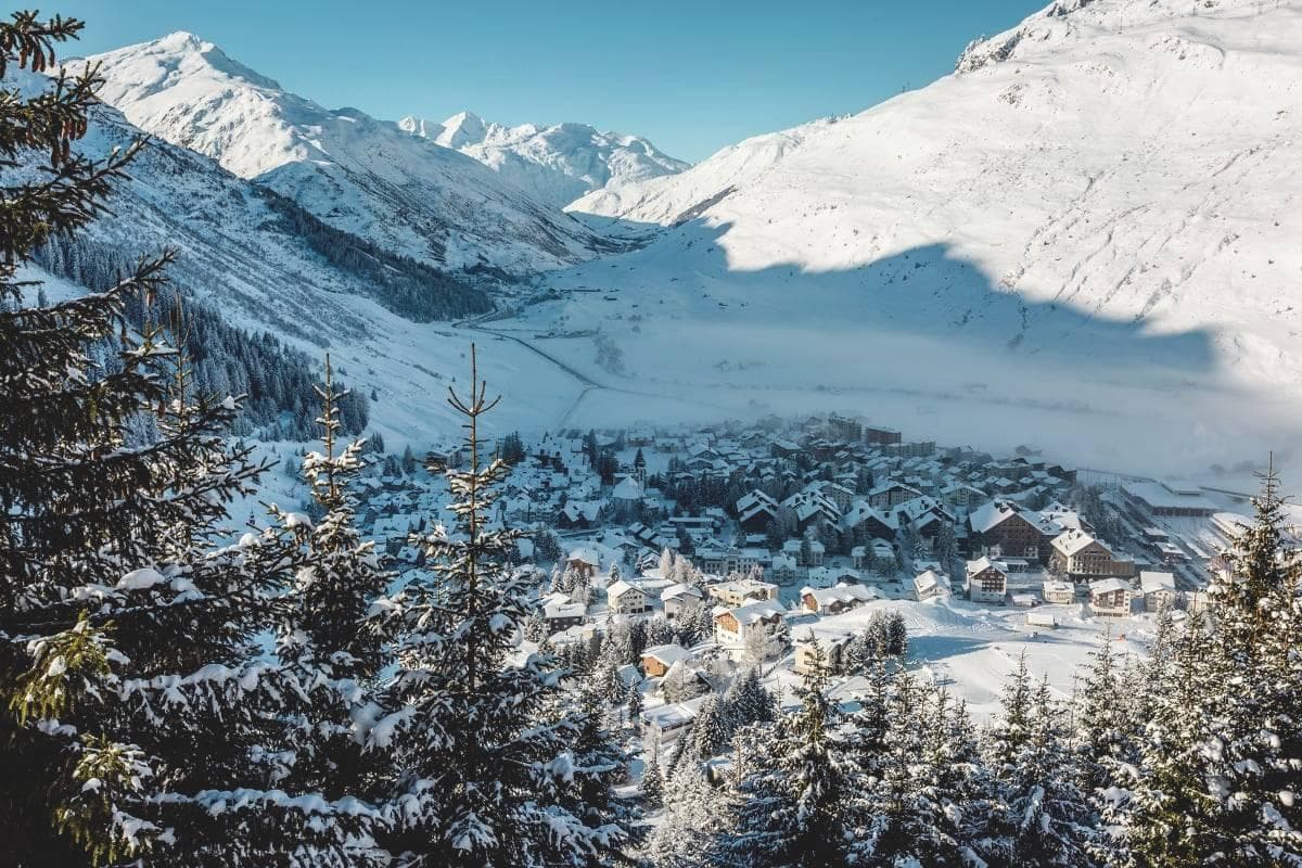 冬季安德马特：阿尔卑斯山脉中的冰雪奇境