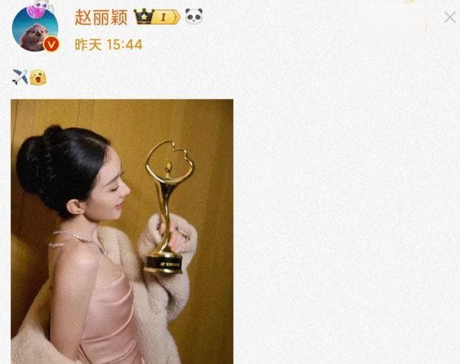 赵丽颖再夺微博Queen，高调晒照引热议