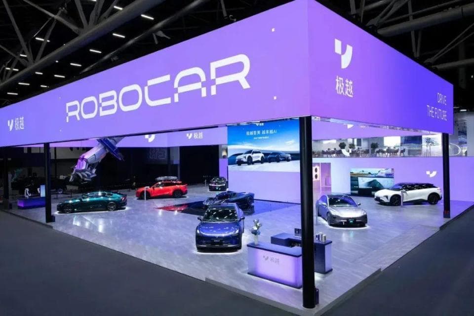 极越"闪崩"车主崩溃：提车不到1月卖车，二手极越07不到2万？