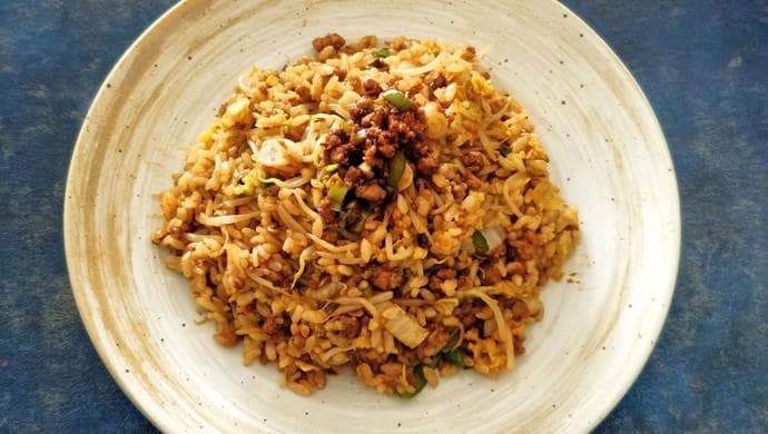 豆芽肉沫炒饭制作教程：多种蔬菜搭配，隔夜米饭的完美利用