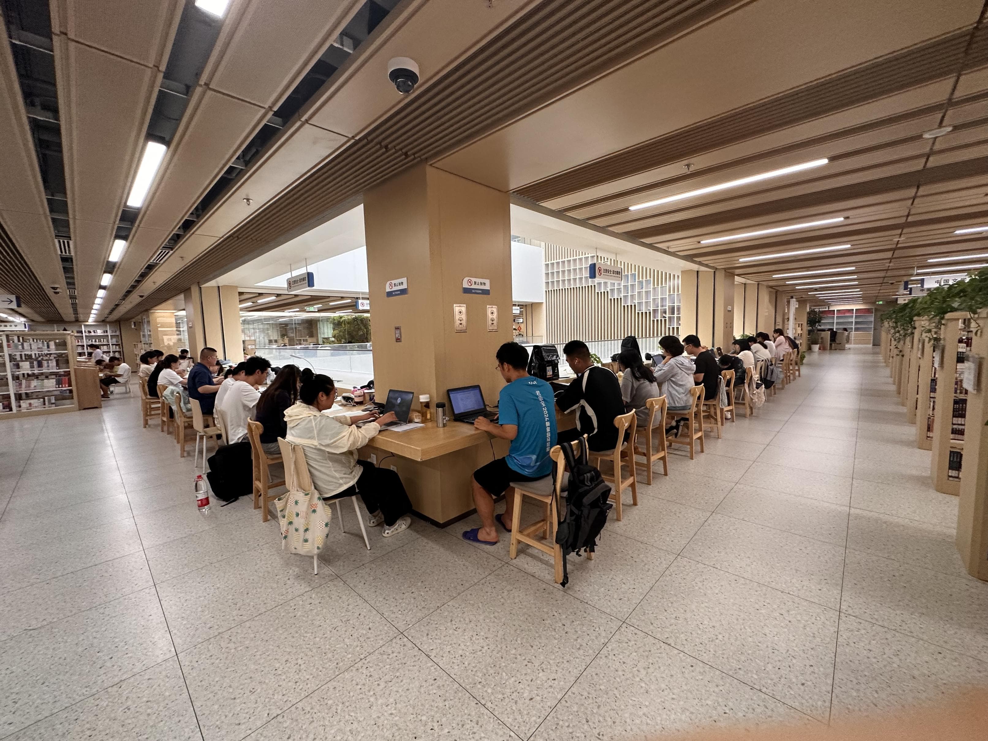 图书馆一座难求 ，有人占座不学习