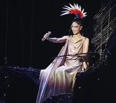 王菲2025春晚完美演绎《世界赠予我的》，用实力证明天后归来