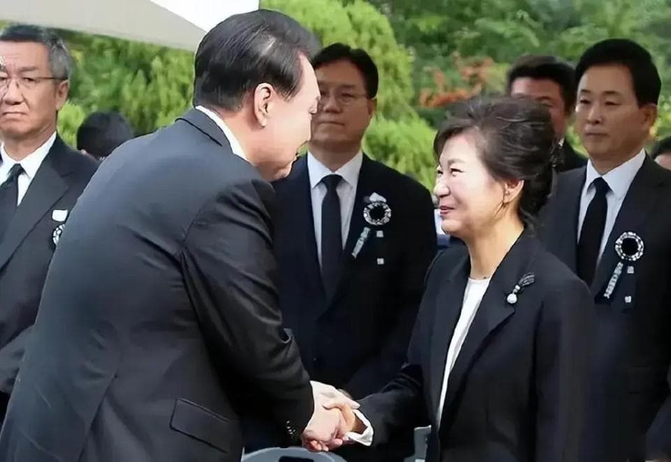 朴槿惠出狱，尹锡悦为何亲自送行？这背后隐藏着怎样的政治博弈？