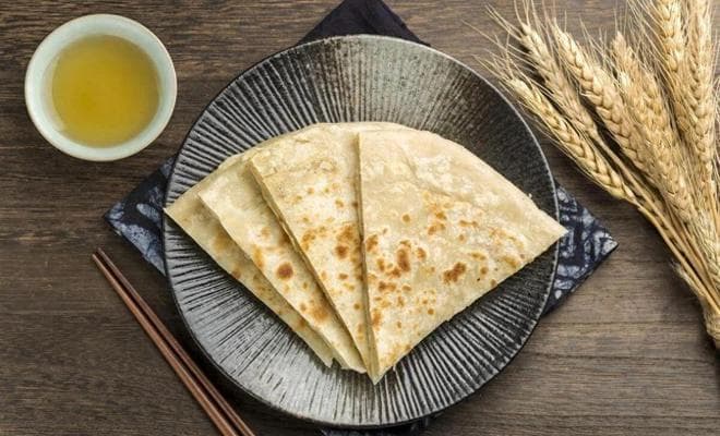 葱油饼外酥里嫩有绝招，记住3个“小诀窍”，层层酥香不干硬