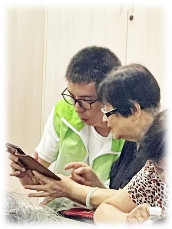 小手牵大手？代际学习兴起长三角，爷叔阿婆为啥更喜欢中学生教会智能设备实操