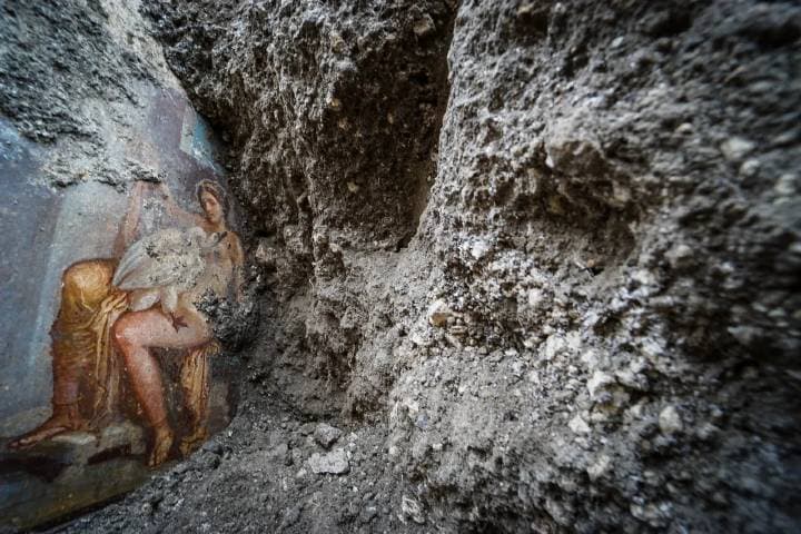 罗马之殇：庞贝古城的火山灰与帝国黄昏