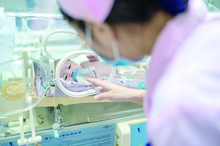 从母乳喂养到用眼卫生：专家解读科学育儿要点