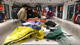 不甘只做始祖鸟平替，“中国冲锋衣之乡”要挤进高端供应链