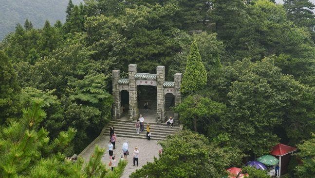 庐山六景：从含鄱岭日出到牯岭街夜色
