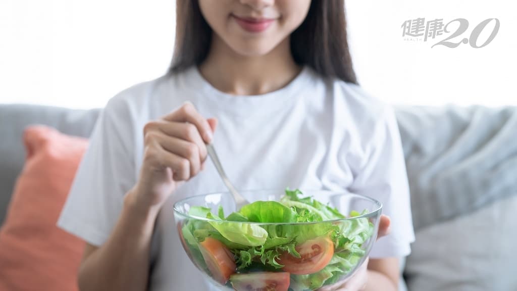 生菜沙拉真的健康吗？医生提醒：这种人不适合食用
