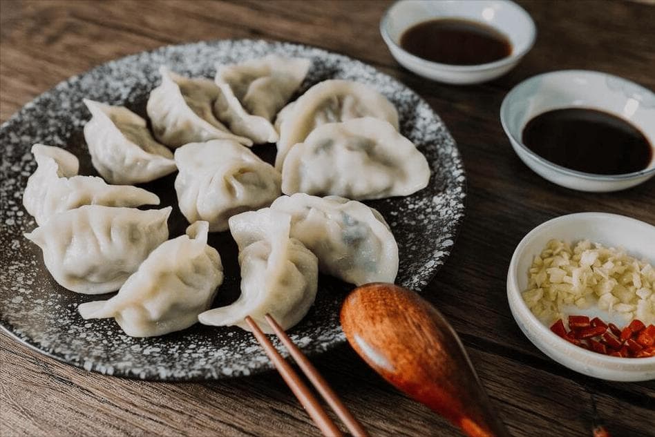 韭菜肉饺子馅怎么调？包时不出汤吃时鲜香多汁，韭菜寓意“久财”
