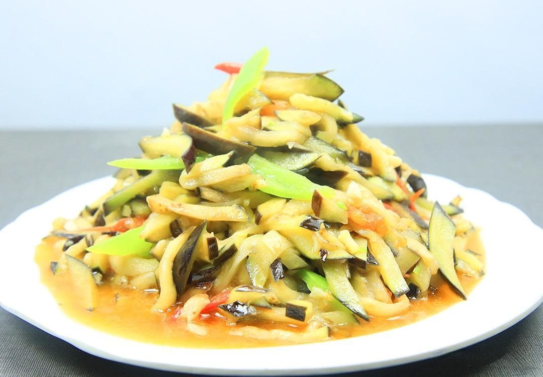 蒜蓉炒茄子丝怎么炒好吃 ，厨师长教你小技巧，清淡可口