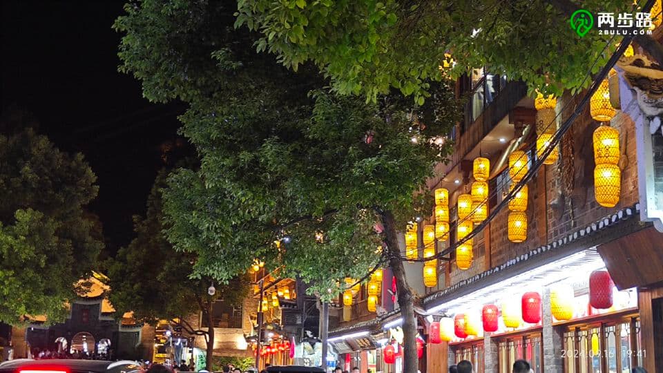 凤凰古城夜景：美女与古建交相辉映的梦幻之境