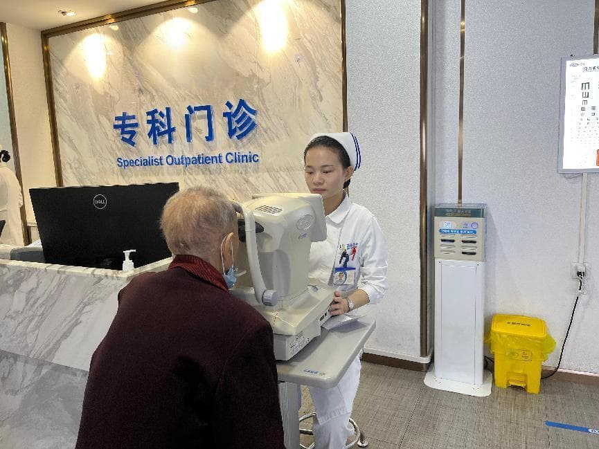 关灯玩手机对眼睛有什么危害？武汉普瑞眼科程旭康提醒小心青光眼