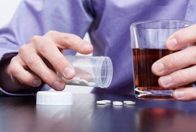 头孢就酒说走就走？服用这7类药物时饮酒也会致死，包括降压药......