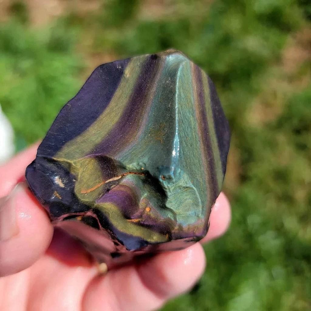 天鹅绒黑曜石：一种独特的火山玻璃