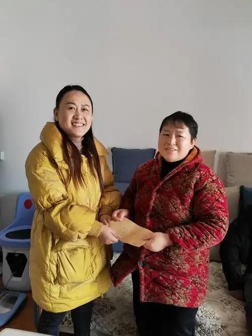 学校走访送礼偏心？退休教师成“卸磨之驴”遭冷落