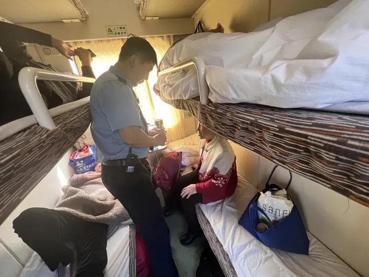 Z308次列车为盲人旅客提供温馨服务 确保顺畅出行