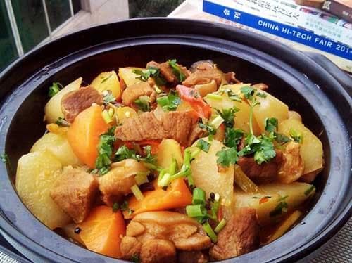 羊肉烧萝卜，美味的冬日暖心料理（传统家常菜，口感丰富营养均衡）