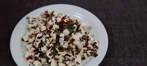 香椿拌豆腐（用家常食材打造营养美食，健康又美味）