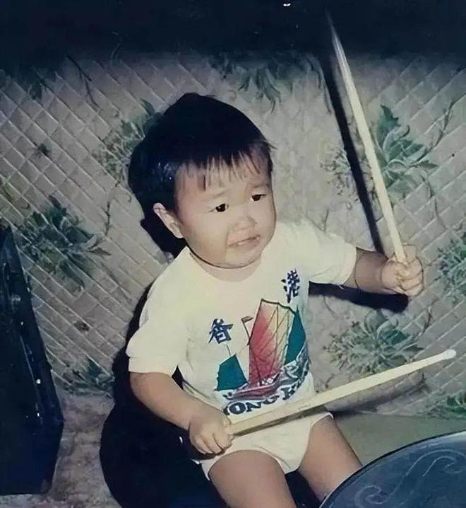 击败周杰伦，巅峰之时退隐，41岁突然病亡，方大同这些年干嘛去了