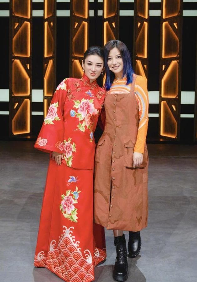 两个“小燕子”重逢：一个成导师，一个再出发