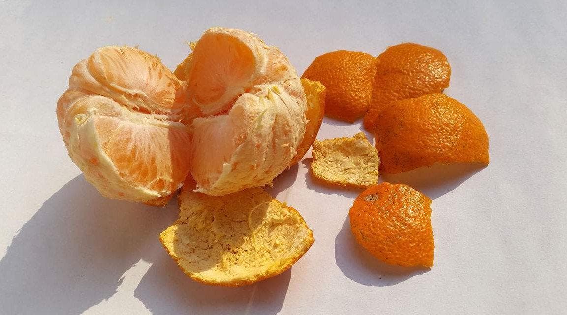橘子皮千万别扔，泡在水里，用处实在太多了，一年能省好几百