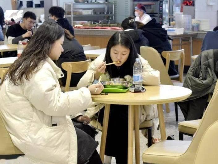各地大学生活费排名出炉：上海1750元排第二，福建居首