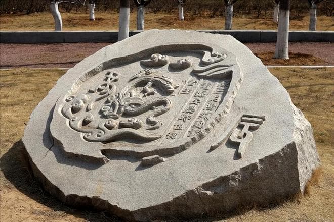 2025是蛇年，老人说“蛇遇双春，闰六穿红”啥意思？谁要穿红？
