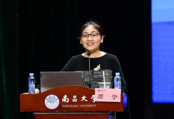 扎着马尾辫的颜宁院士前往南昌大学演讲，现场听众：魅力源于她内心