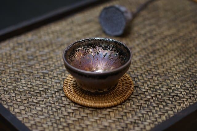 建盏：宋代黑釉瓷器的艺术瑰宝