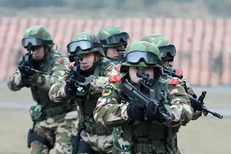 武警部队属不属于军队？接受的是谁的领导？