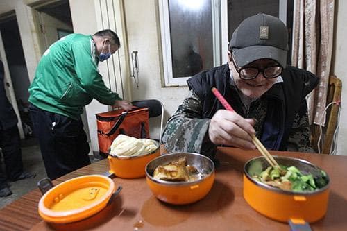“一日三餐是错的”？尤其过了60岁以后，一天到底要吃多少顿饭？