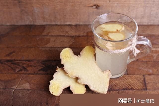 医生：脚底贴姜片睡一晚，不出3周2个好处找上门，早知道早受益!