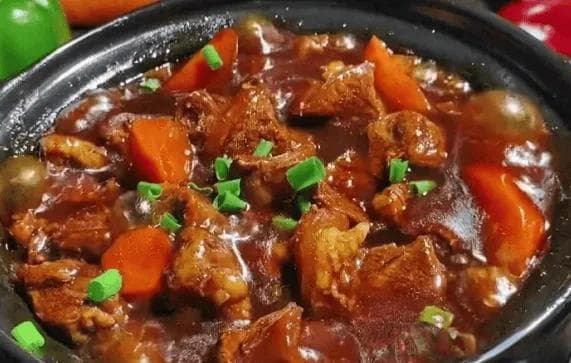 黄焖牛肉烹饪指南：从选材到摆盘的全方位详解