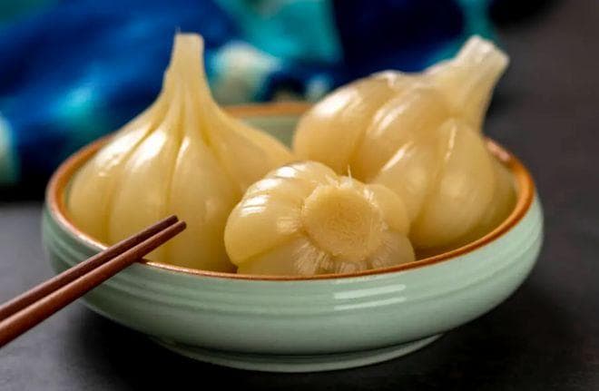 腌糖蒜只放糖和醋，难怪不好吃！只需多加2味，酸爽脆口，放得久