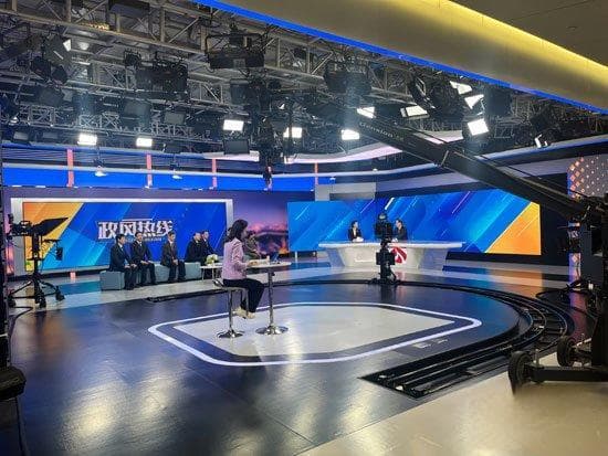 山东卫视主持人李莎，用犀利提问推动政务公开