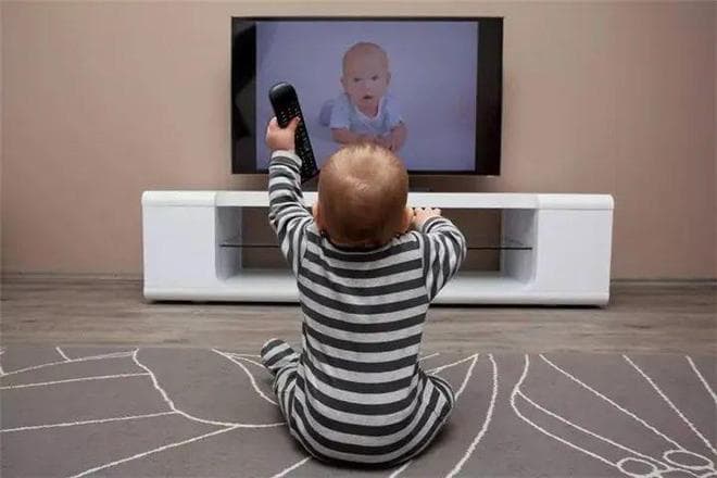 婴幼儿能不能看电视？对比国内外研究结果，相信对你有帮助