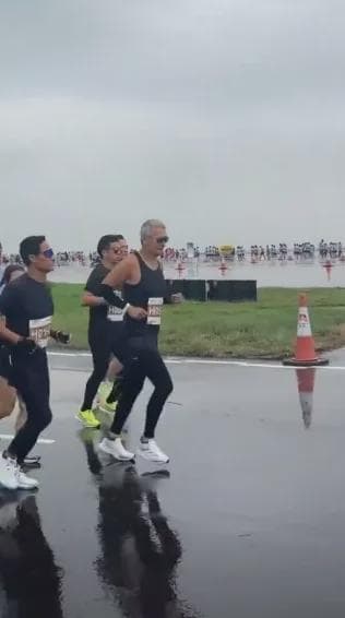 69岁周润发跑马拉松！眼戴墨镜一头银发，男神也老了