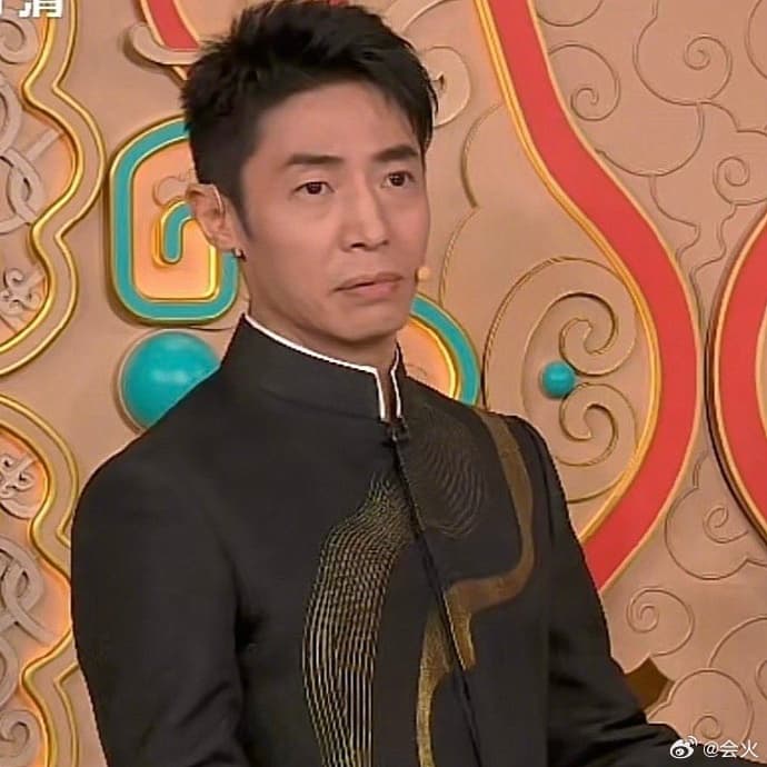 撒贝宁"野生眉"成春晚热议，岳云鹏却因相声被吐槽