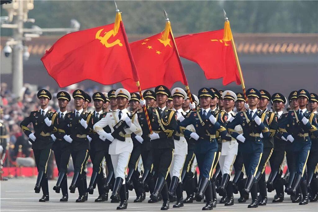 军事博主"听风的蚕"走红：专业性与争议并存