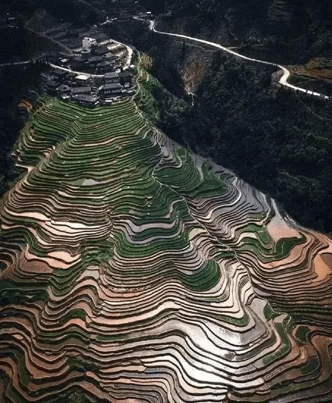贵州特色建筑：从贵阳白宫到悬崖图书馆