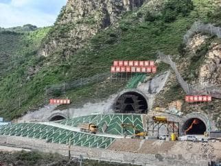 1540米斜井72天提前贯通，雄忻高铁五台山隧道建设加速