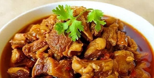 黄焖牛肉是一道传统的中式菜肴，口感独特，味道鲜美